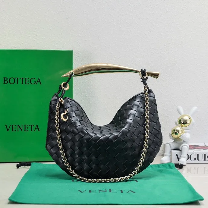 Batch 1860 Bv2024 early spring new product ⛓️Chain SARDINE 💙 Upgraded chain shoulder strap ⛓️ Chic and high-end, showing the fashion taste of urban women! Metal handles and classic weaving are combined together to perfectly integrate art and elegance. Through exquisite craftsmanship, new sardine-shaped handles are cast, and the brass material is the finishing touch. Each handle has a unique light-floating effect. The top-grade sheepskin material is woven to create a half-moon-shaped bag body, which has a fleshy touch and satisfies the preferences of those who pay attention to details. It is the most outstanding fashionable item for any occasion! 💕 Size: 33x20x4, Model: 6768#